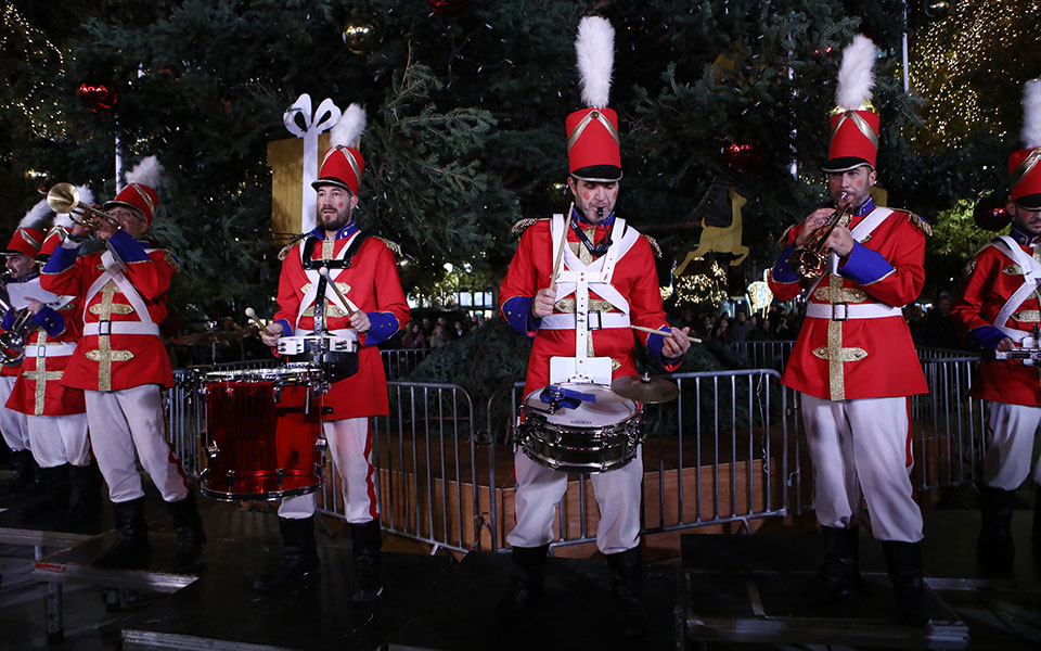 Φωταγωγήθηκε το δέντρο στην πλατεία Συντάγματος (εικόνες)-9