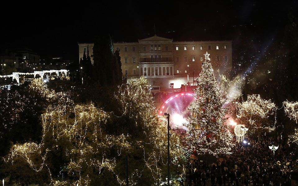 φωταγωγήθηκε-το-δέντρο-στην-πλατεία-σ-562165591