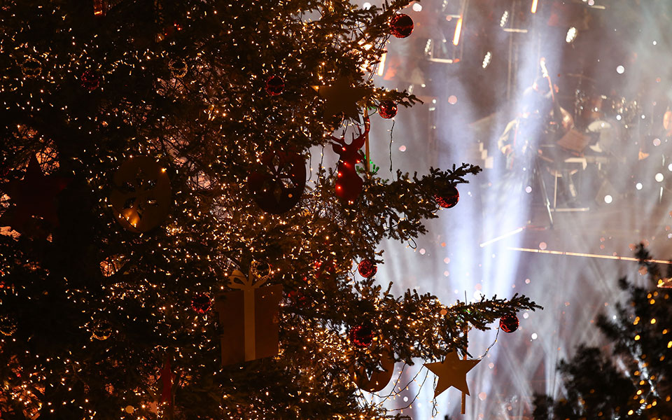 Φωταγωγήθηκε το δέντρο στην πλατεία Συντάγματος (εικόνες)-3