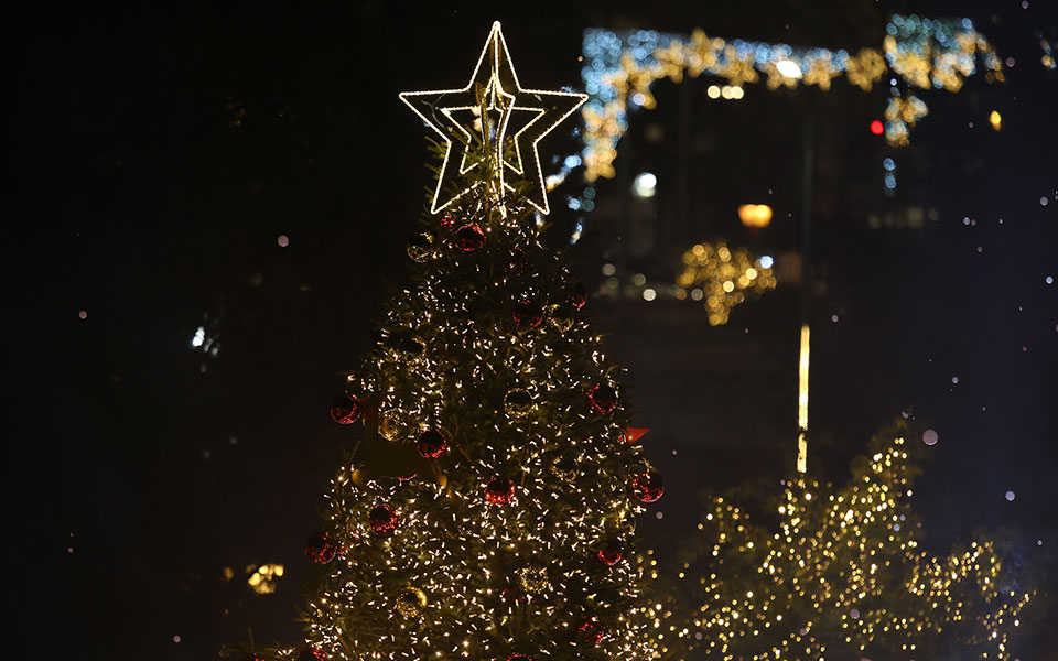 Φωταγωγήθηκε το δέντρο στην πλατεία Συντάγματος (εικόνες)-2