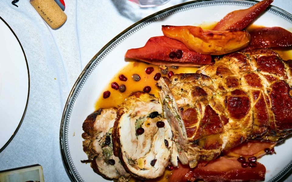 χοιρινό-ρολό-στον-φούρνο-με-μυρωδικά-σ-562195168