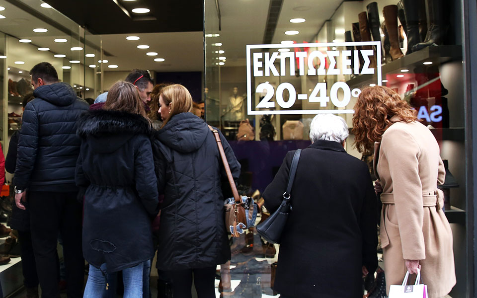 χειμερινές-εκπτώσεις-ξεκινούν-τη-δευ-562217911