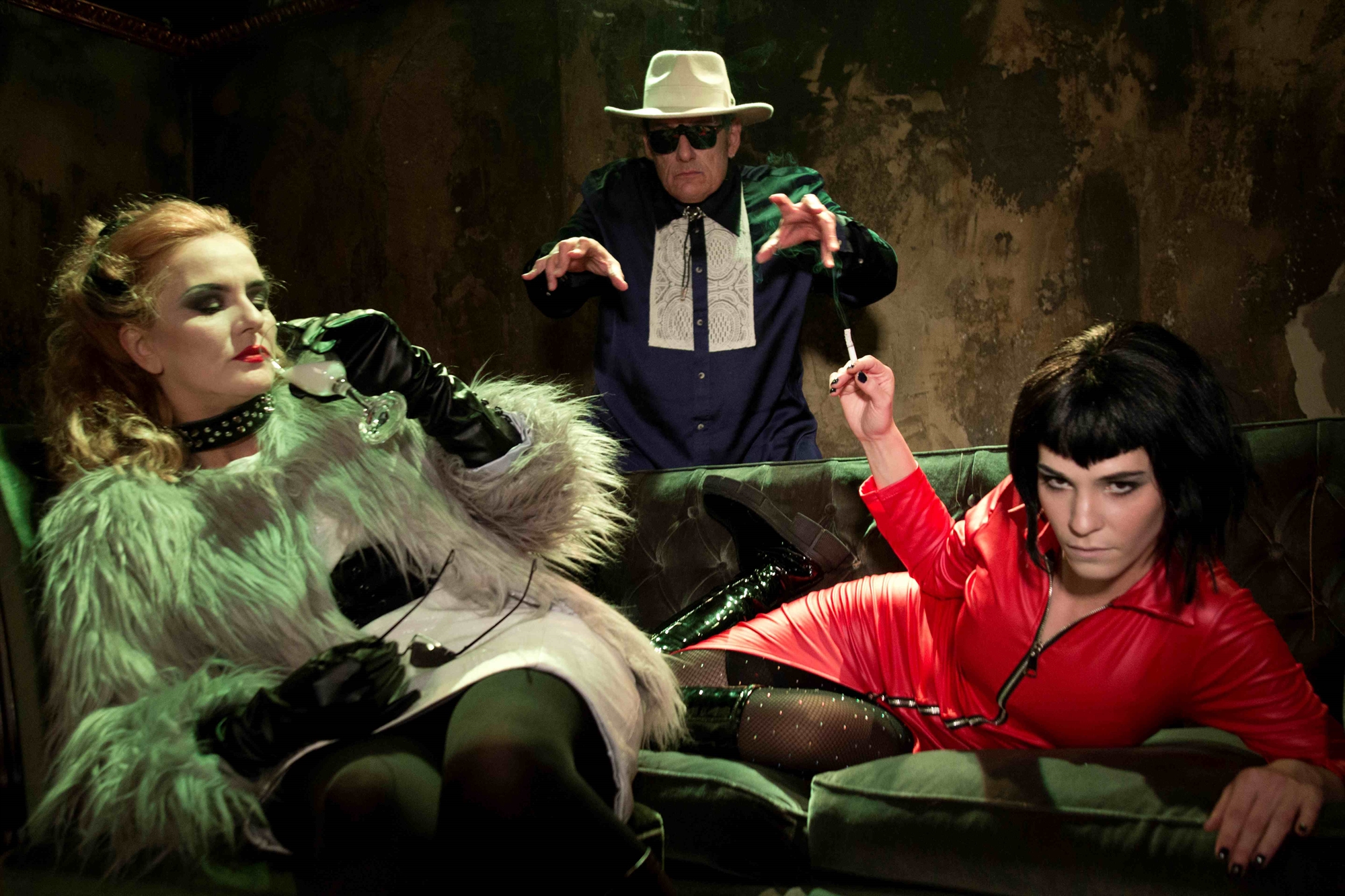 στο-σκοτεινό-πανδοχείο-του-καμύ-562251655