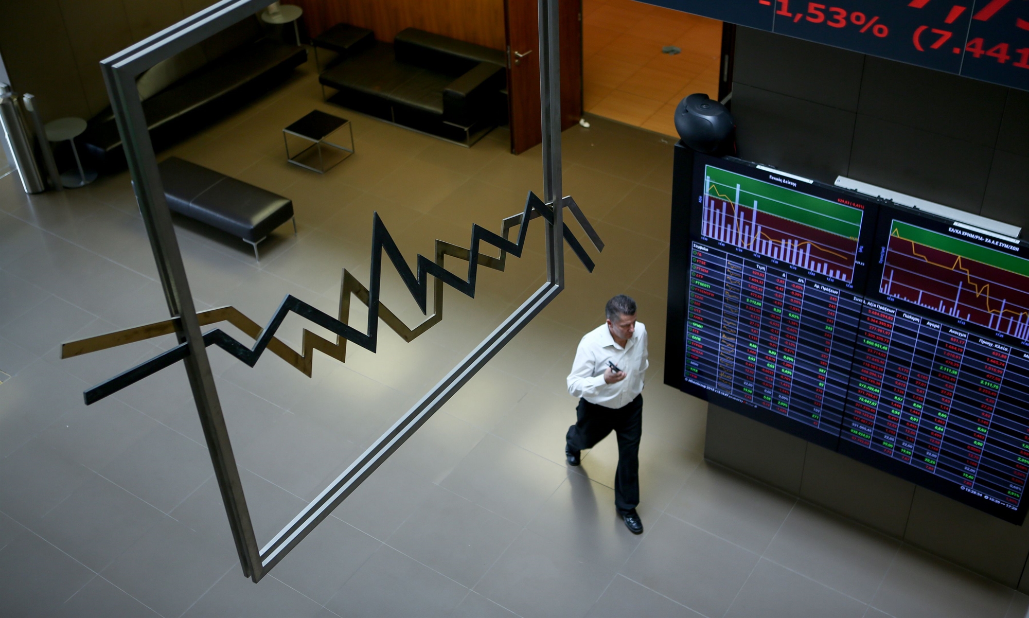 χρηματιστήριο-οριακή-πτώση-και-υψηλό-562247122