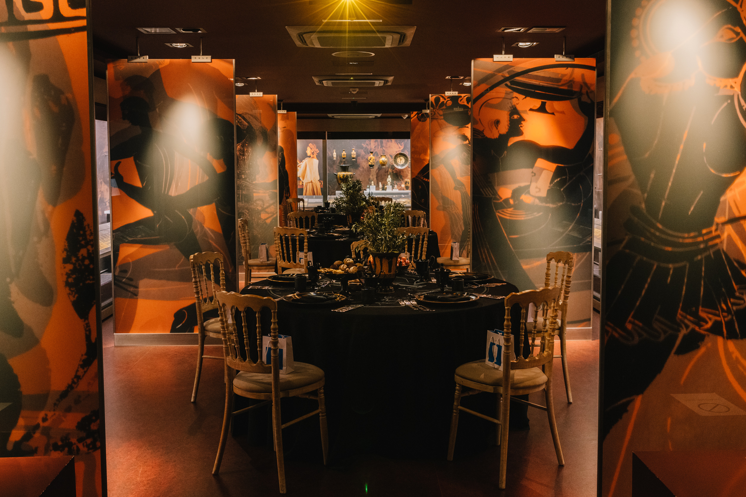 Πρόσκληση σε δείπνο με Τέτση, Παρθένη και Ρόρρη-2