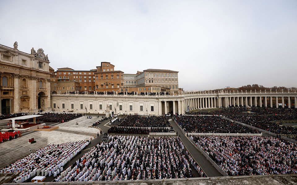με-τιμές-εν-ενεργεία-πάπα-η-κηδεία-του-β-562215235