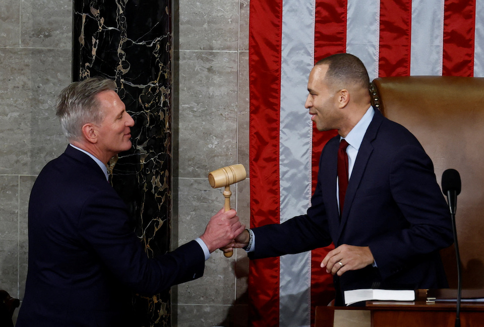 τραμπ-μπάιντεν-έρευνες-και-σκάνδαλ-562227064