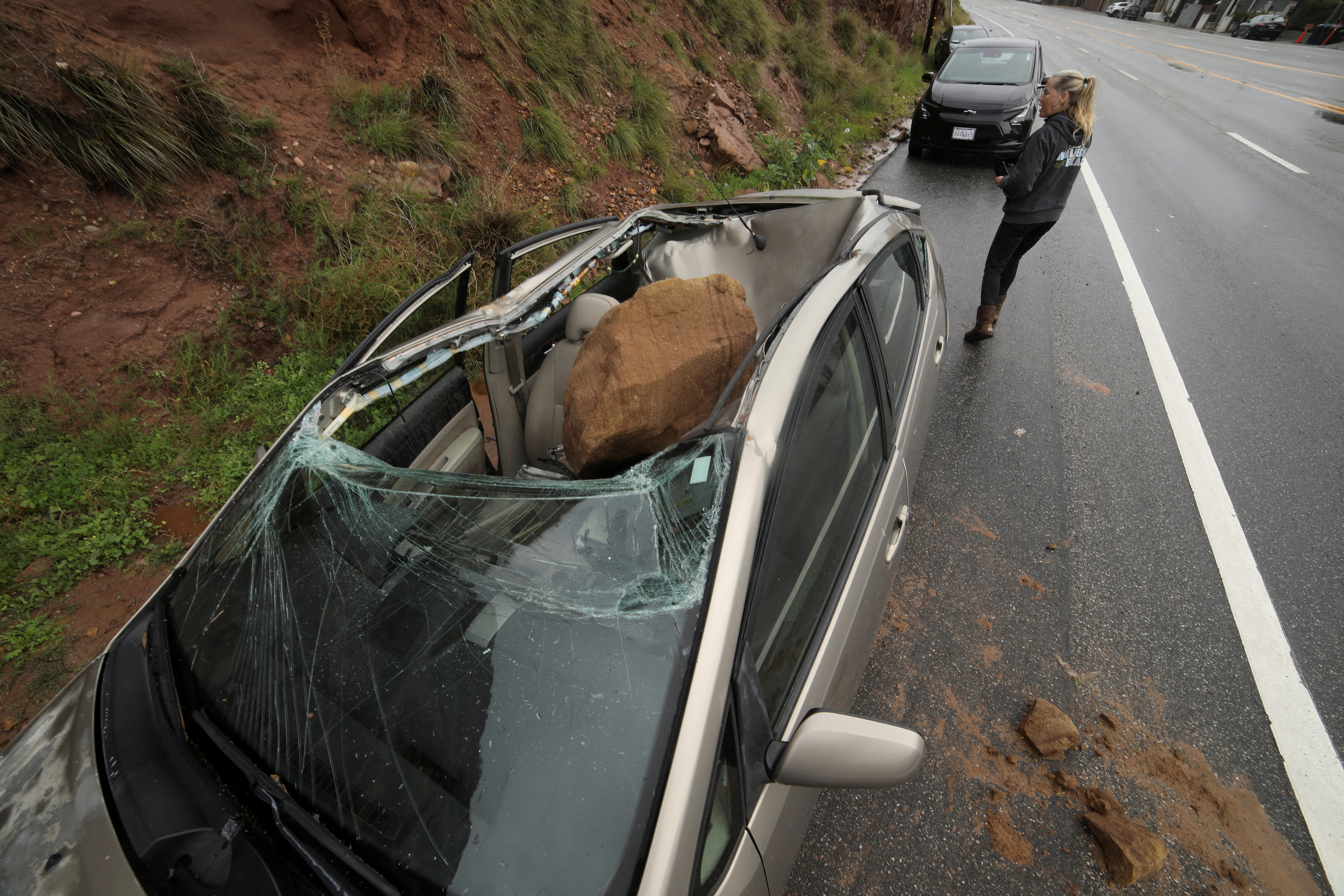 ΗΠΑ – Καλιφόρνια: 17 νεκροί από πλημμύρες και κατολισθήσεις, οδοστρώματα «καταπίνουν» αυτοκίνητα-2