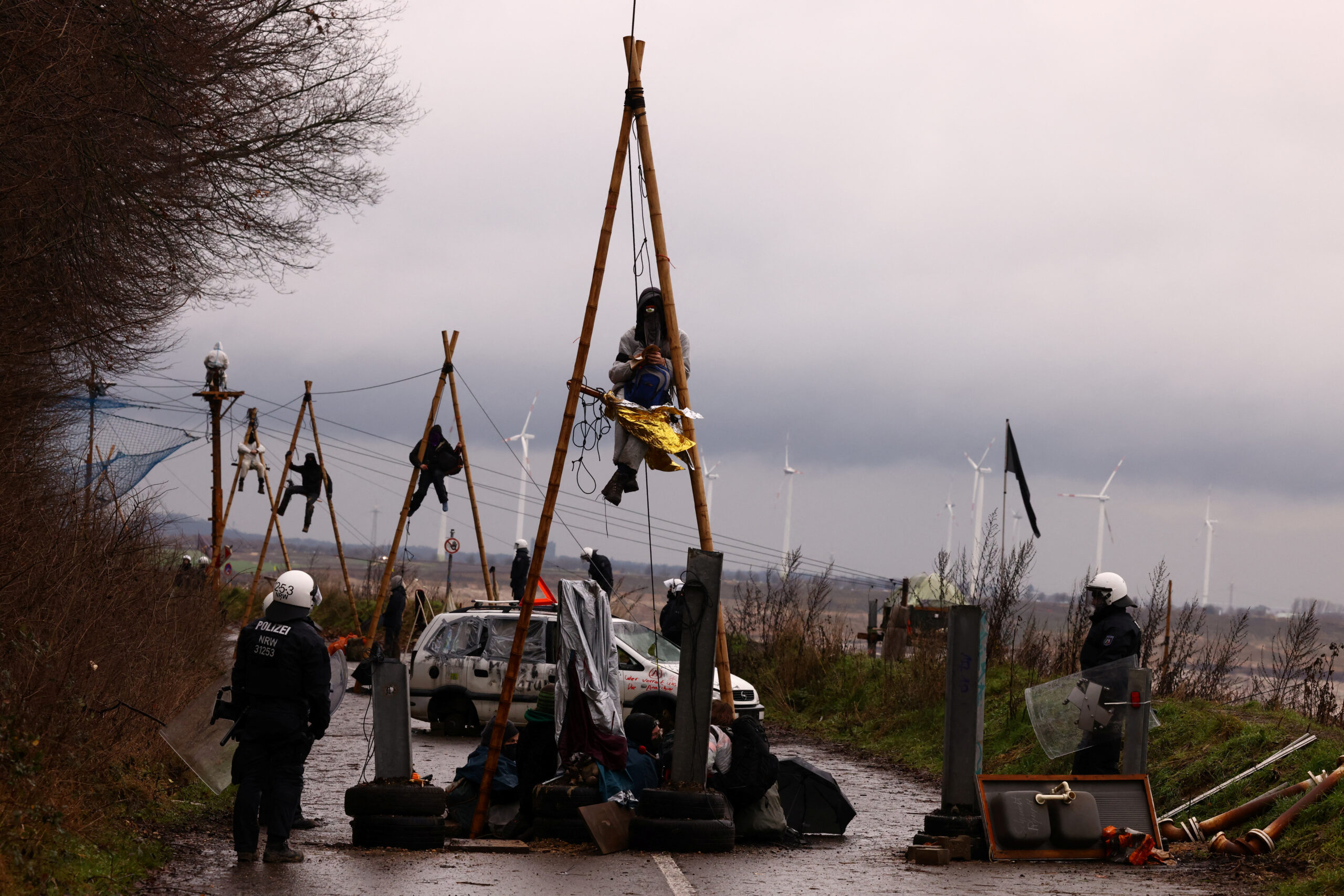 γερμανία-η-αστυνομία-απομακρύνει-του-562223143