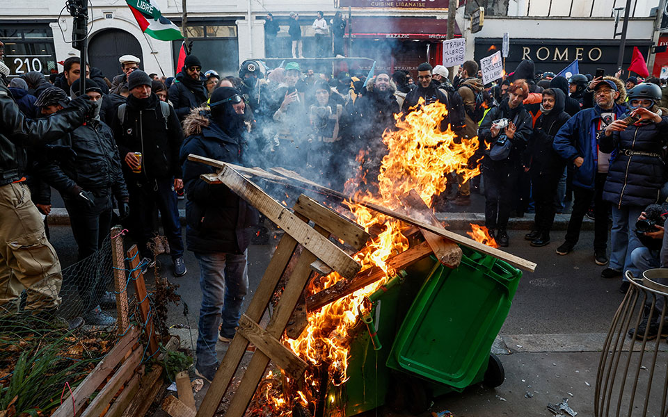 Παρίσι: Χιλιάδες άνθρωποι διαδήλωσαν κατά της μεταρρύθμισης του συνταξιοδοτικού-2