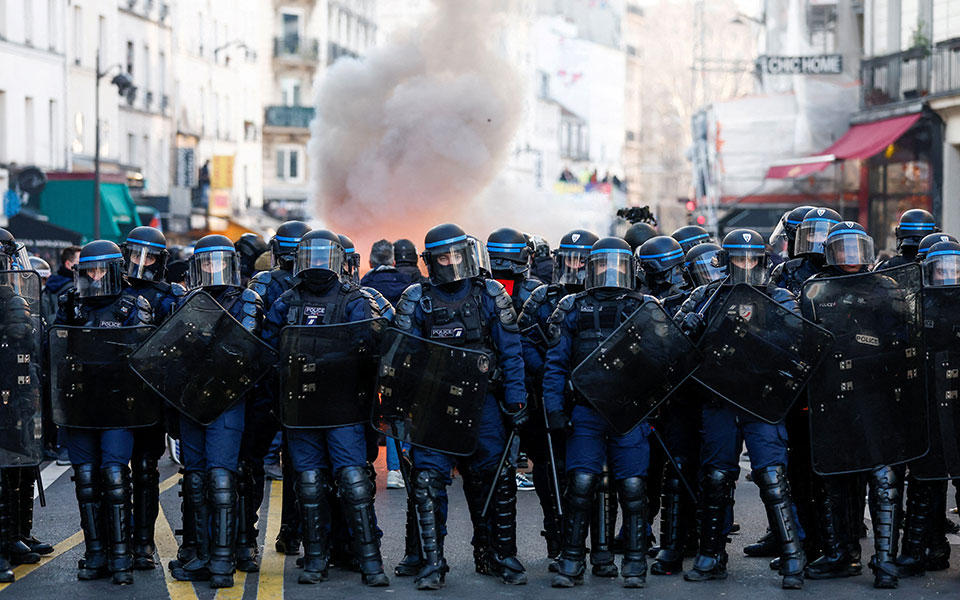 Παρίσι: Χιλιάδες άνθρωποι διαδήλωσαν κατά της μεταρρύθμισης του συνταξιοδοτικού-1