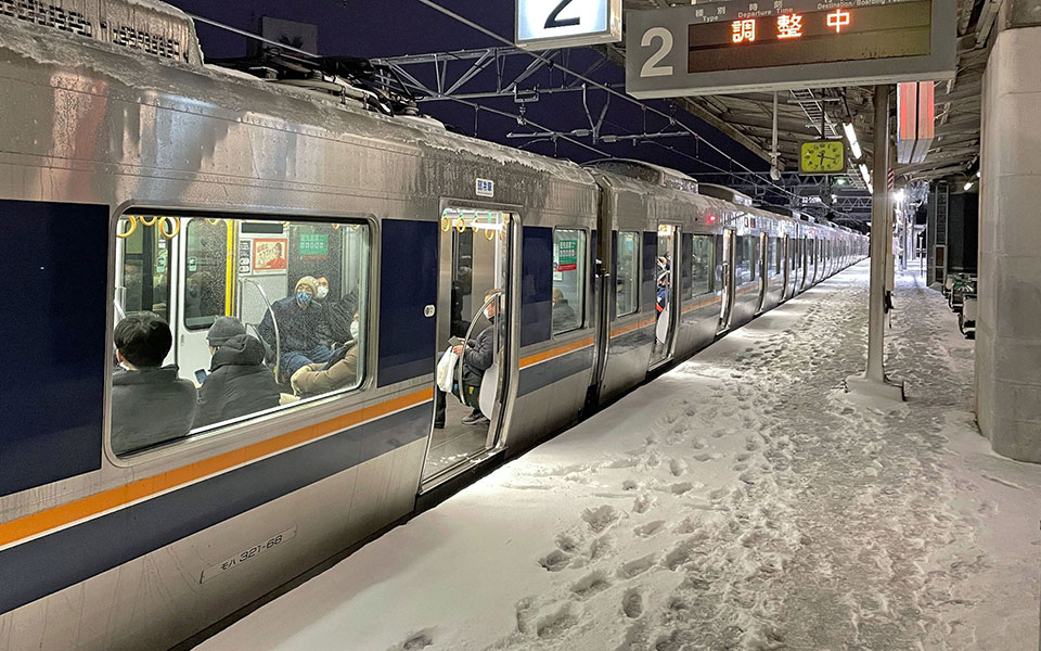 Ιαπωνία: Eνας νεκρός από τις σφοδρές χιονοπτώσεις – Ακυρώθηκαν πτήσεις και δρομολόγια τρένων-1