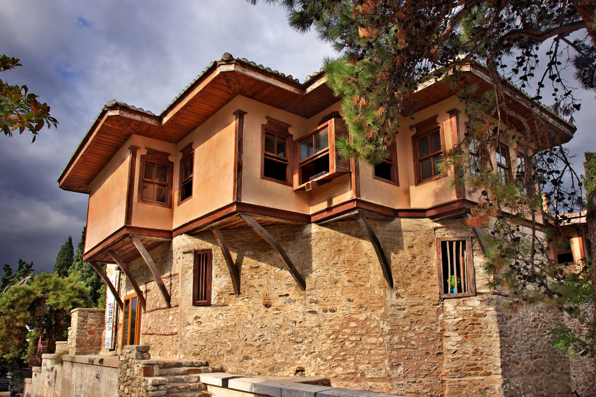 Οι τρεις γελοιογράφοι της «Κ» εκθέτουν σκίτσα τους στην Καβάλα-2