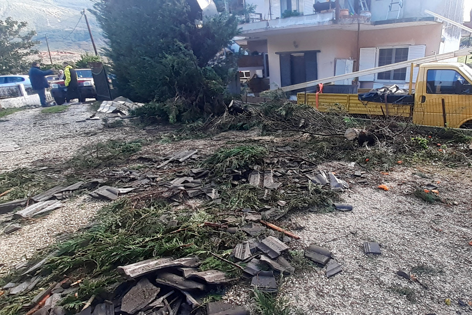 Κακοκαιρία: Ζημιές σε 40 σπίτια από τον ανεμοστρόβιλο στην Παραμυθιά-1