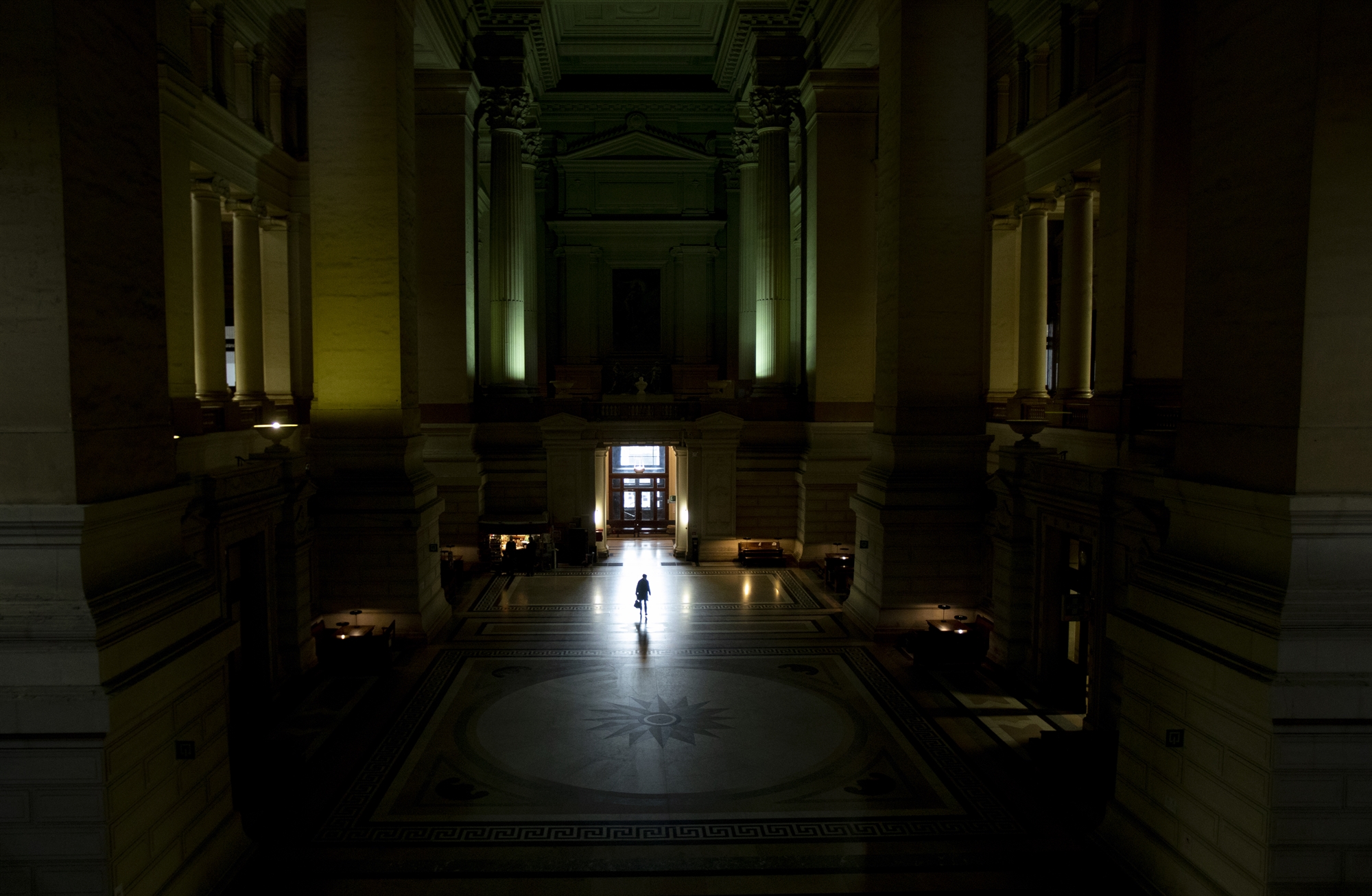 θεσμοί-με-ράμπες-για-τις-βαλίτσες-562217056