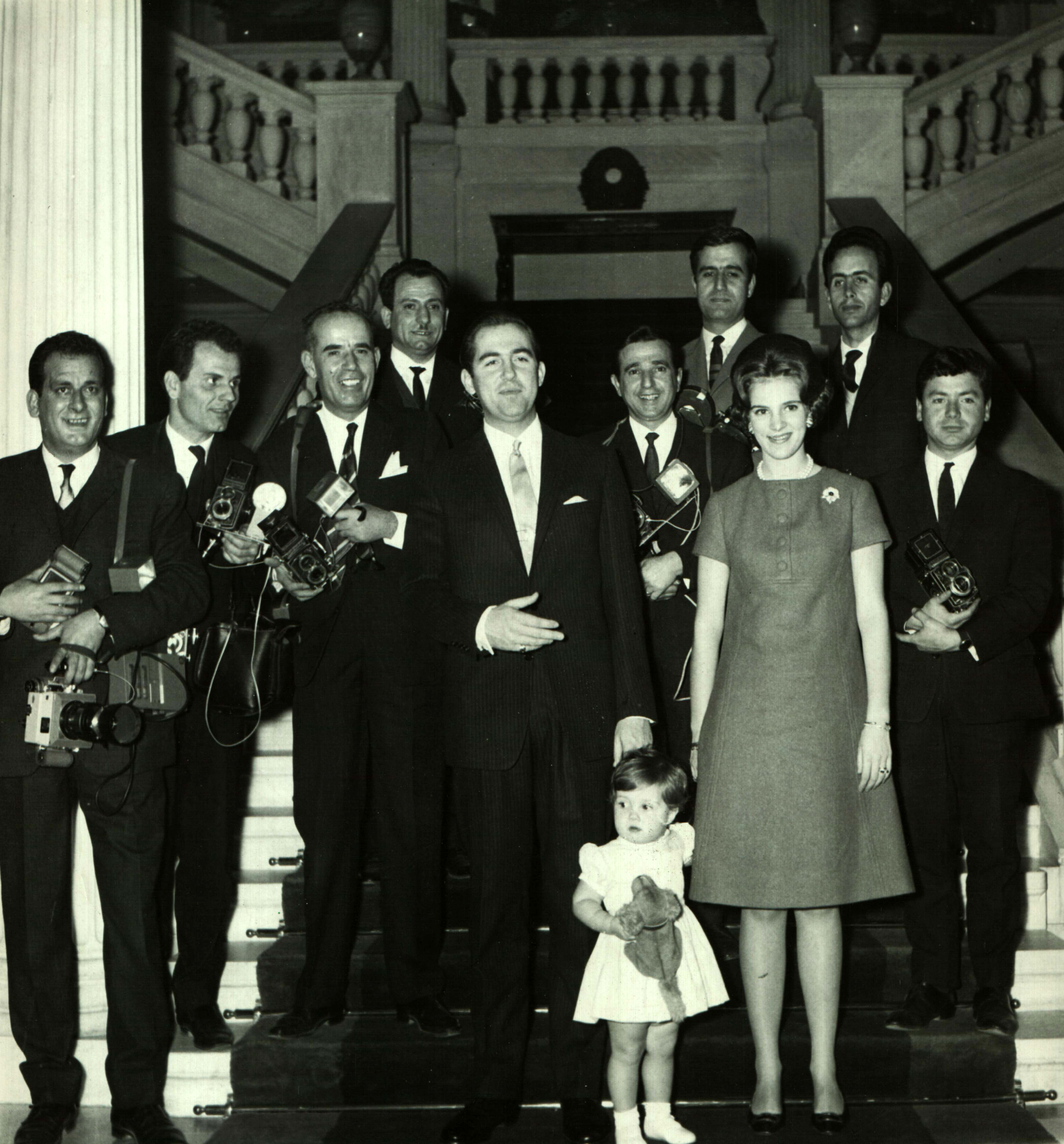 Η ορκωμοσία της δικτατορίας και ο σκυθρωπός βασιλιάς – Η ιστορία πίσω από την ιστορική φωτογραφία-3