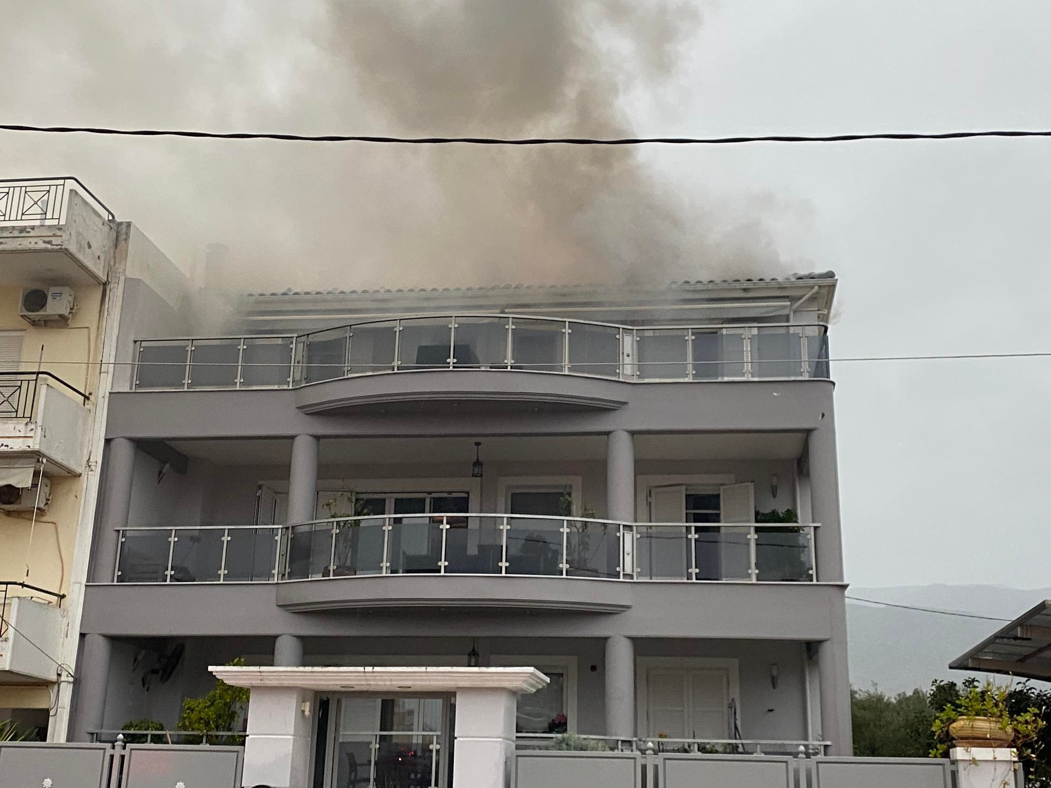 Φωτιά από κεραυνό σε διώροφο κτίριο στην Καλαμάτα-1
