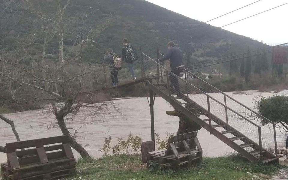 κακοκαιρία-μαθητές-διέσχισαν-αιωρού-562249363