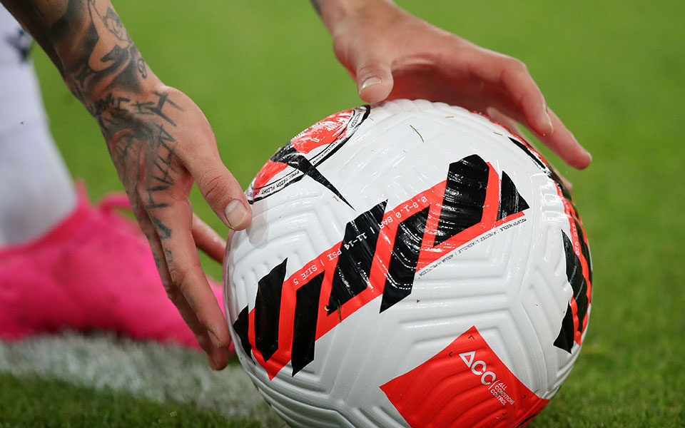 ο-καπνός-που-πνίγει-κόσμο-και-ποδόσφαι-562229188