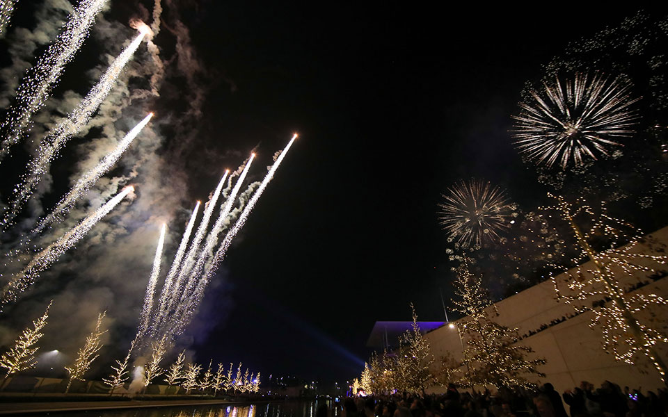 Πρωτοχρονιά 2023: Ο πλανήτης υποδέχθηκε το νέο έτος με πυροτεχνήματα και ελπίδες (εικόνες)-4