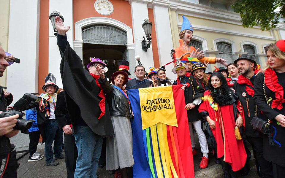 Πατρινό Καρναβάλι: Επίσημη έναρξη με κέφι, χορό και σοκολάτες (εικόνες)-3