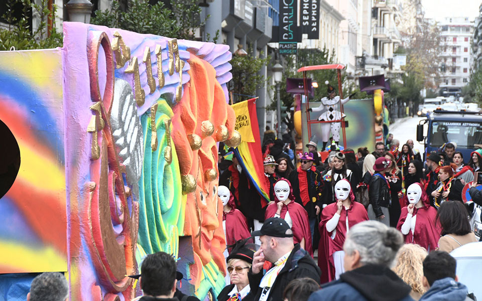 Πατρινό Καρναβάλι: Επίσημη έναρξη με κέφι, χορό και σοκολάτες (εικόνες)-4