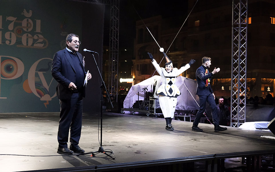 Πατρινό Καρναβάλι: Επίσημη έναρξη με κέφι, χορό και σοκολάτες (εικόνες)-2