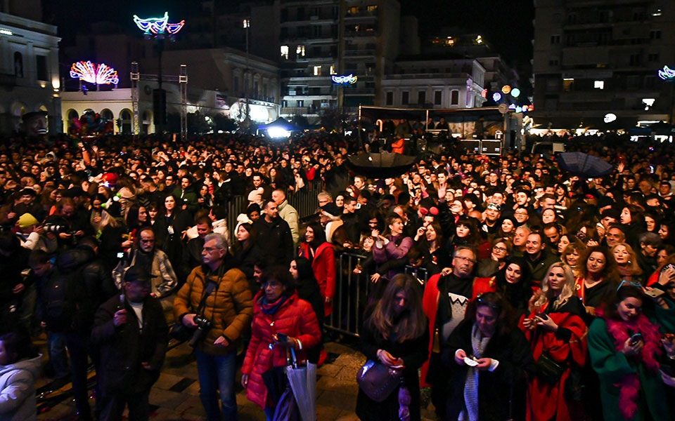 Πατρινό Καρναβάλι: Επίσημη έναρξη με κέφι, χορό και σοκολάτες (εικόνες)-1