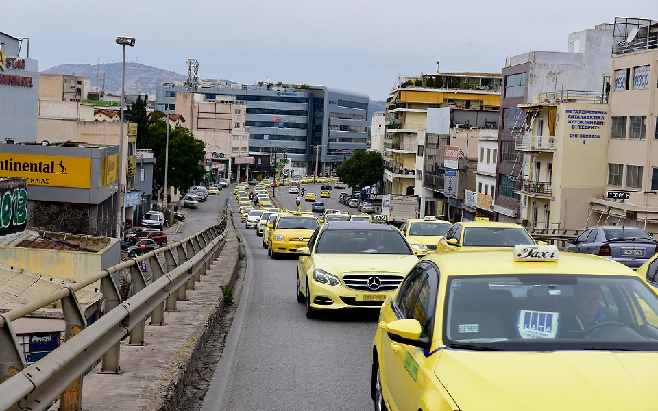 ΣΑΤΑ: Διαμαρτυρία και πορεία από τους οδηγούς ταξί-1