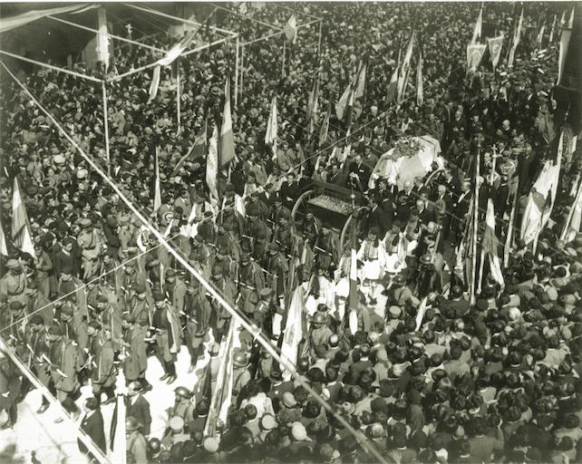 Κηδεύουν βασιλείς και ποιητές πάνω από 100 χρόνια-3