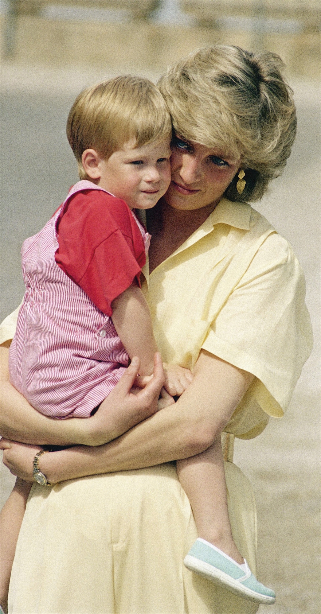 Ο Χάρι σοκάρει τους Βρετανούς με την αυτοβιογραφία του – «Λοιπόν, πατέρα, αυτή είναι η ιστορία μου»-1