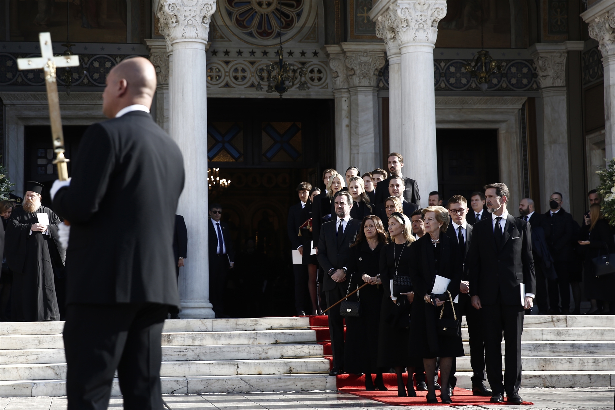 Ο ευρωπαϊκός Τύπος αφιερώνει εκτενή ρεπορτάζ στη βασιλική κηδεία-1