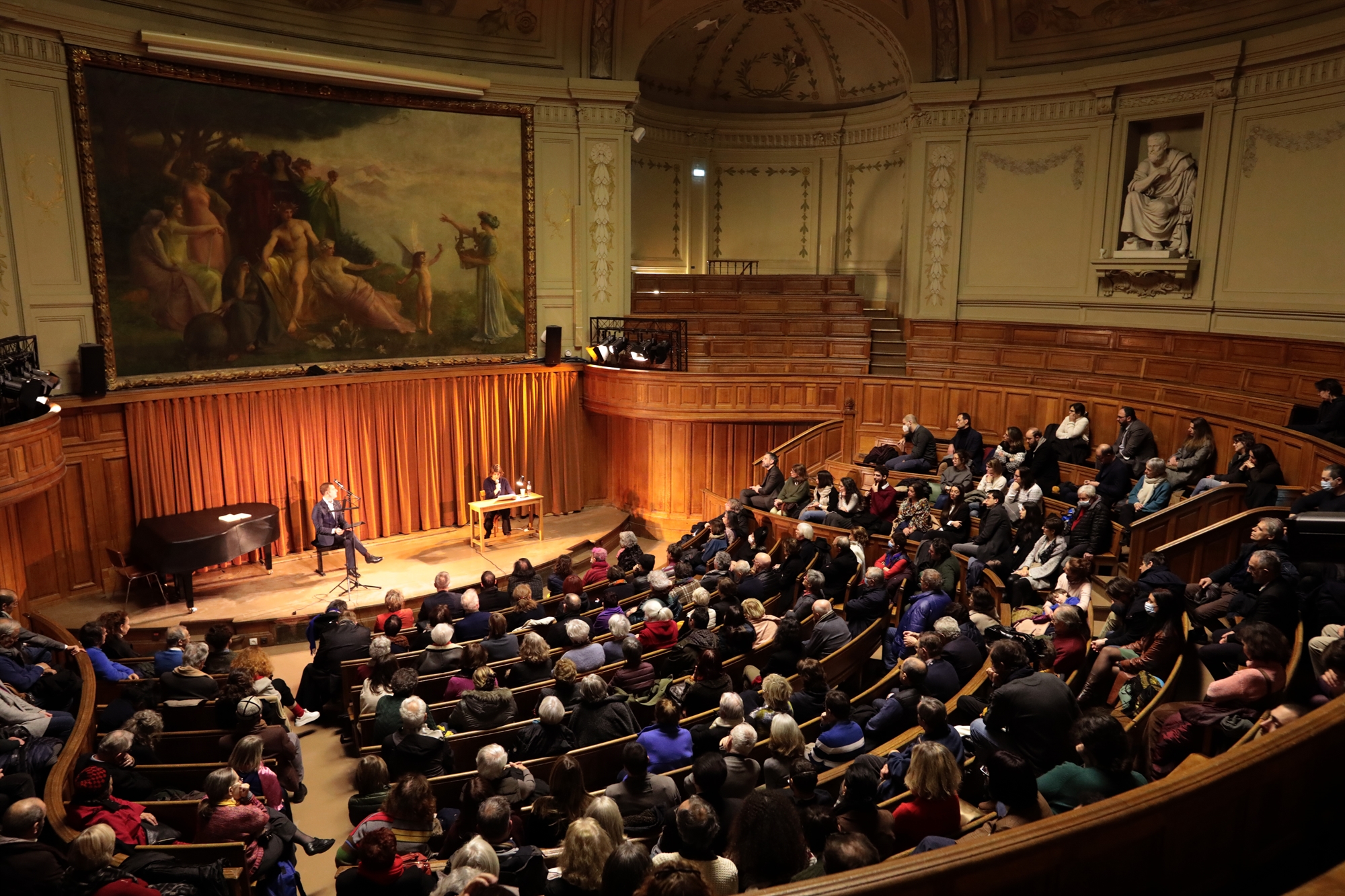 η-ιρέν-ζακόμπ-συναντά-την-ωραία-ελένη-μ-562242892