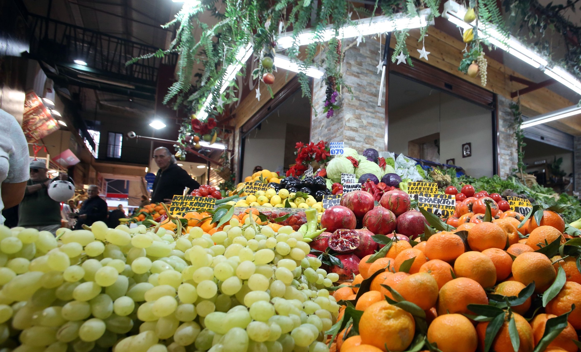 μολυσμένα-φρούτα-στο-πιάτο-της-ε-ε-πο-562224082