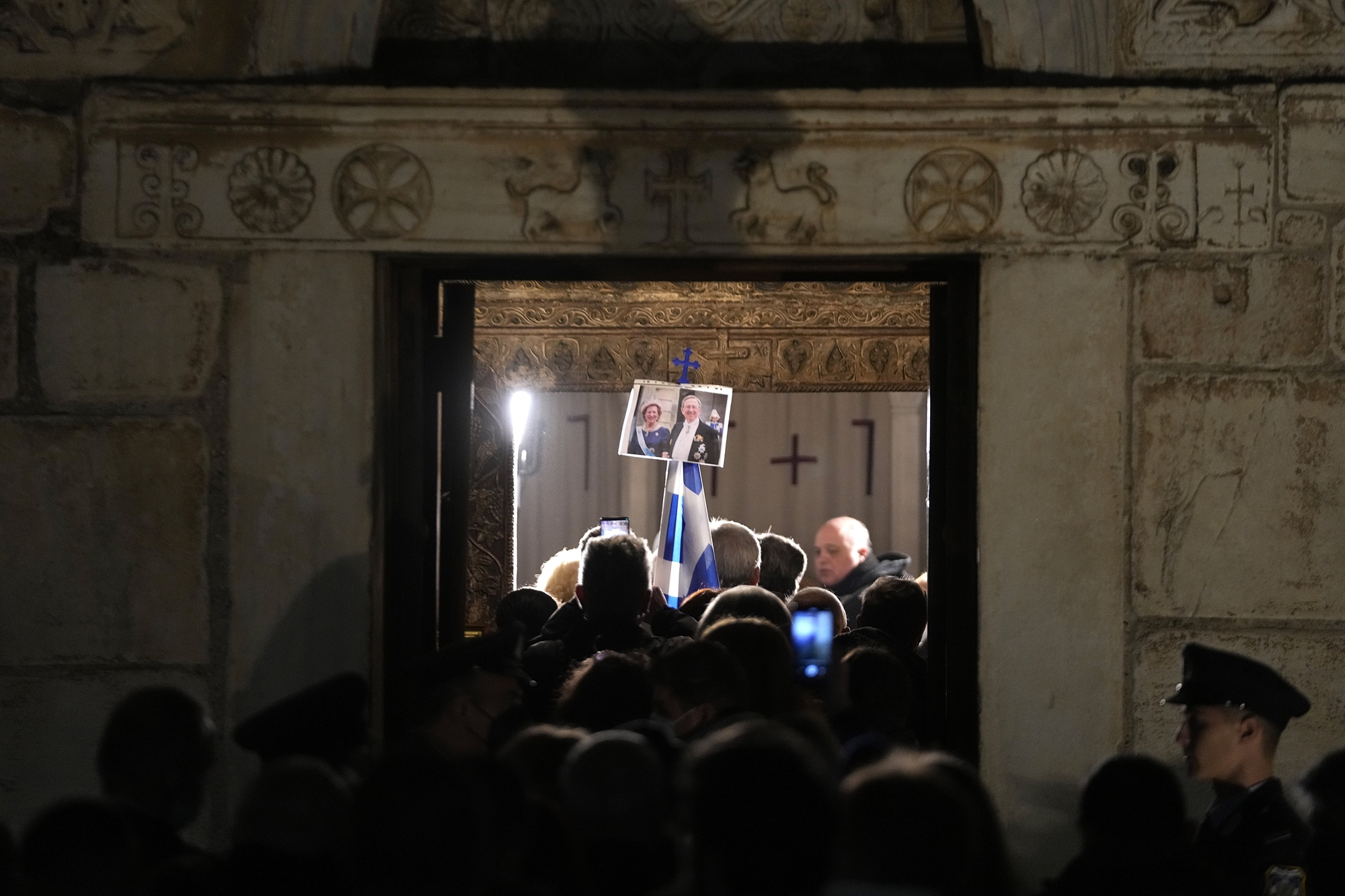 η-κηδεία-και-ο-γάμος-με-το-κέντρο-562239856