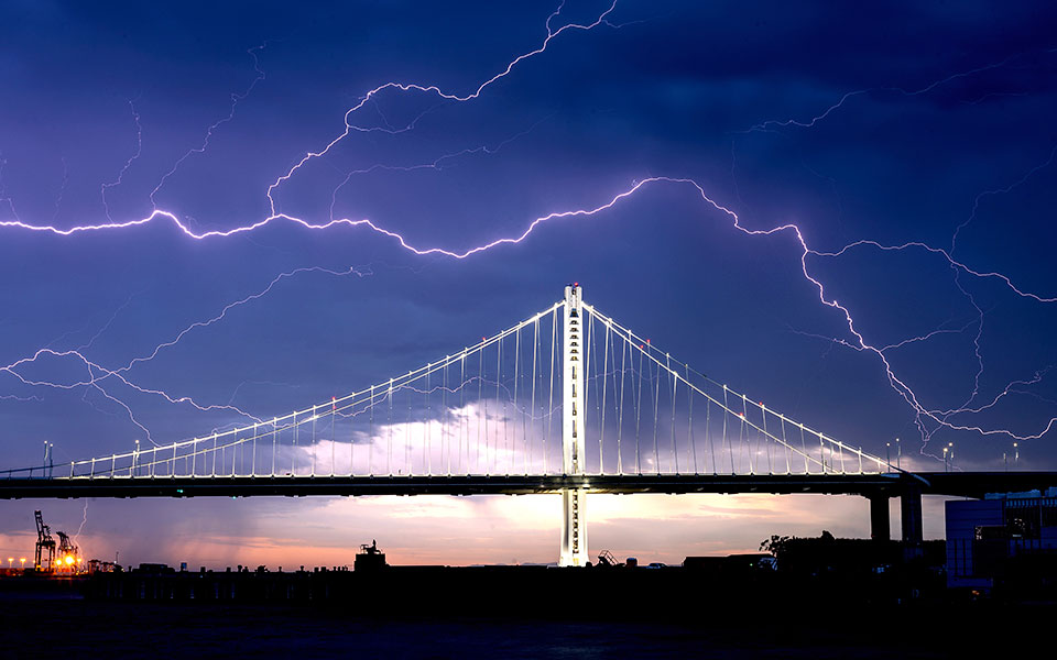 λέιζερ-αλεξικέραυνο-διώχνει-μακρι-562231315