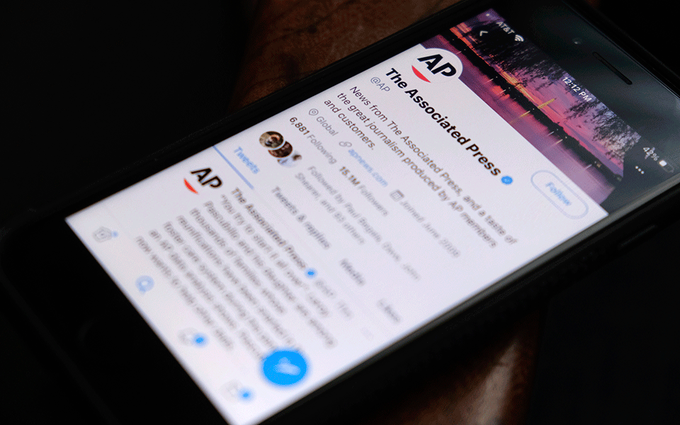 τουιτάρει-ο-δημοσιογράφος-ή-το-μέσο-562243966