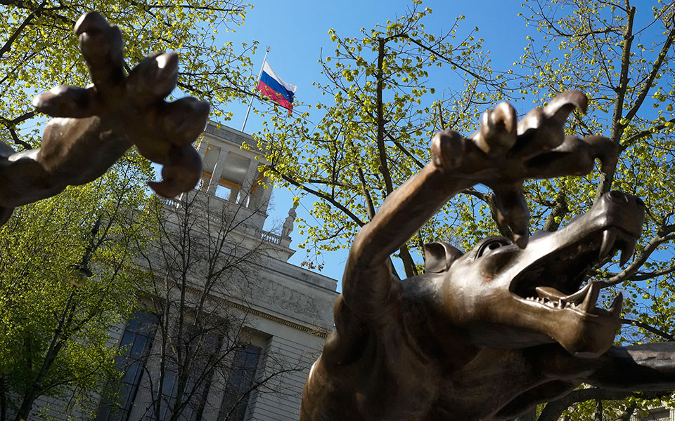 ρώσος-πρέσβης-στο-βερολίνο-αρματα-μάχ-562245985