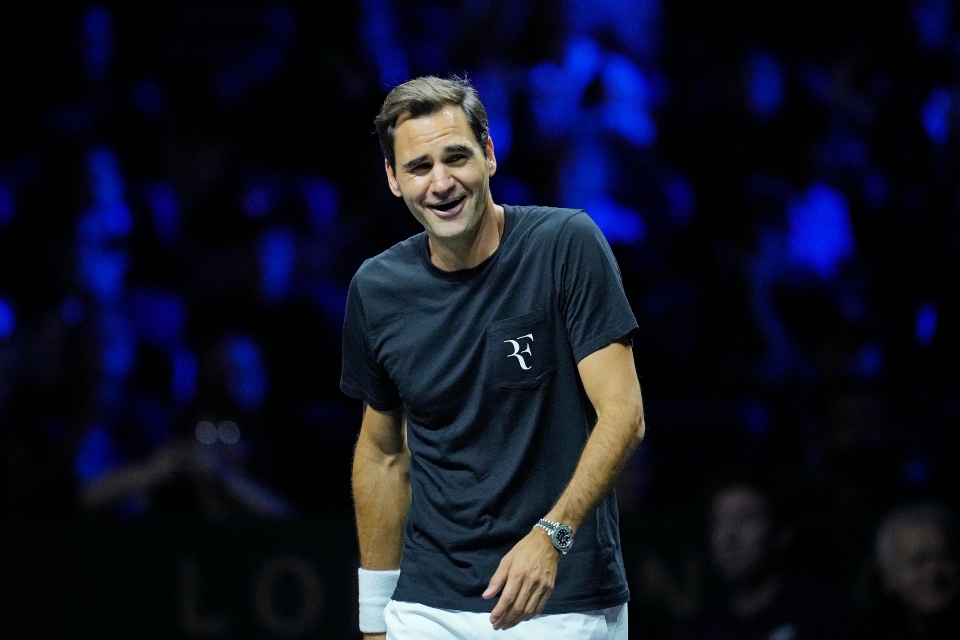 ο-ρότζερ-φέντερερ-κάθεται-με-τη-νεολα-562253236