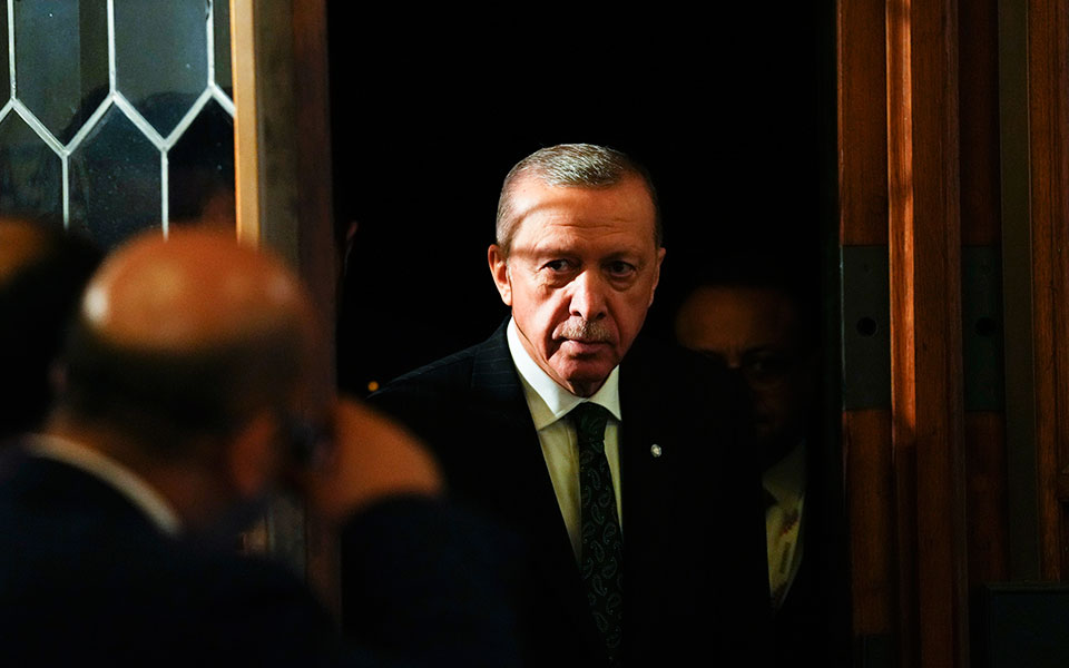στα-όρια-του-σχίσματος-ερντογάν-δύσ-562249126