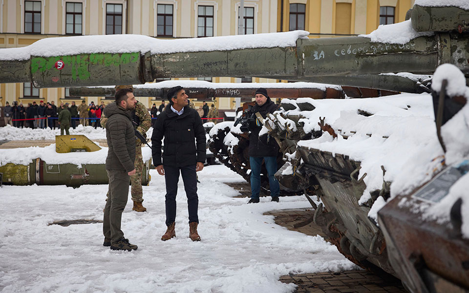 η-βρετανία-στέλνει-άρματα-μάχης-challenger-2-στη-562229500