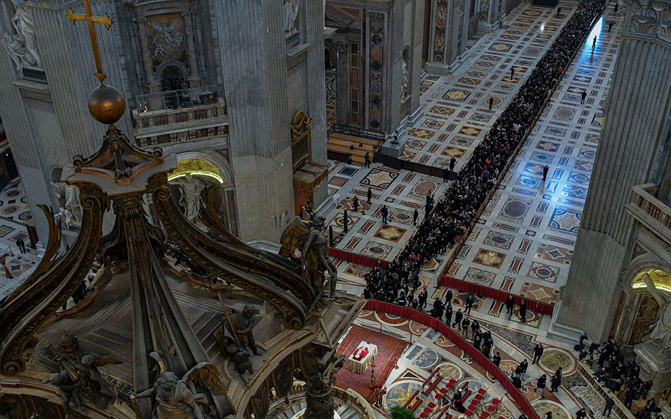 βατικανό-σε-λαϊκό-προσκύνημα-η-σορός-τ-562210942