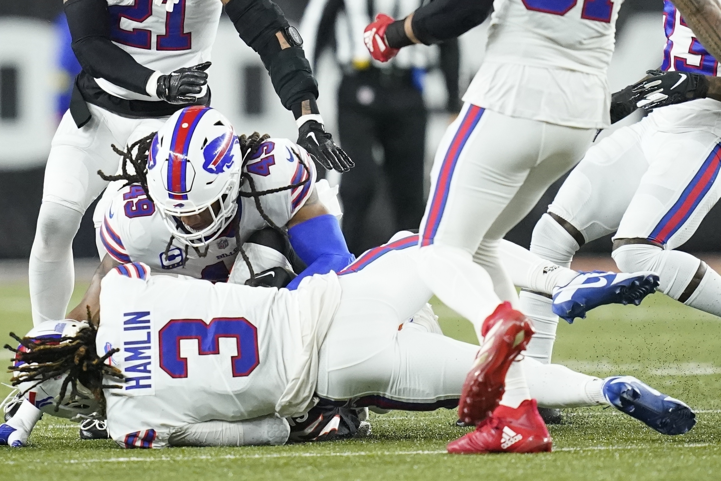 nfl-παίκτης-κατέρρευσε-εν-ώρα-αγώνα-νοσ-562212004