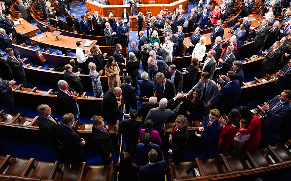 ΗΠΑ: Η πύρρειος νίκη Μακάρθι και η βαθιά πληγή της πόλωσης-3