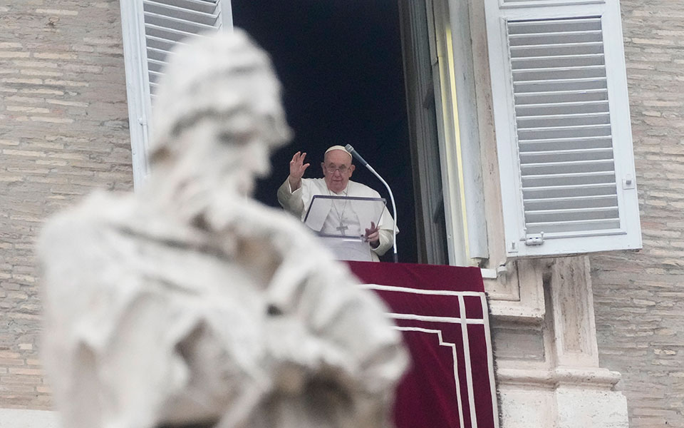 πάπας-φραγκίσκος-στο-νοσοκομείο-με-λ-562230166