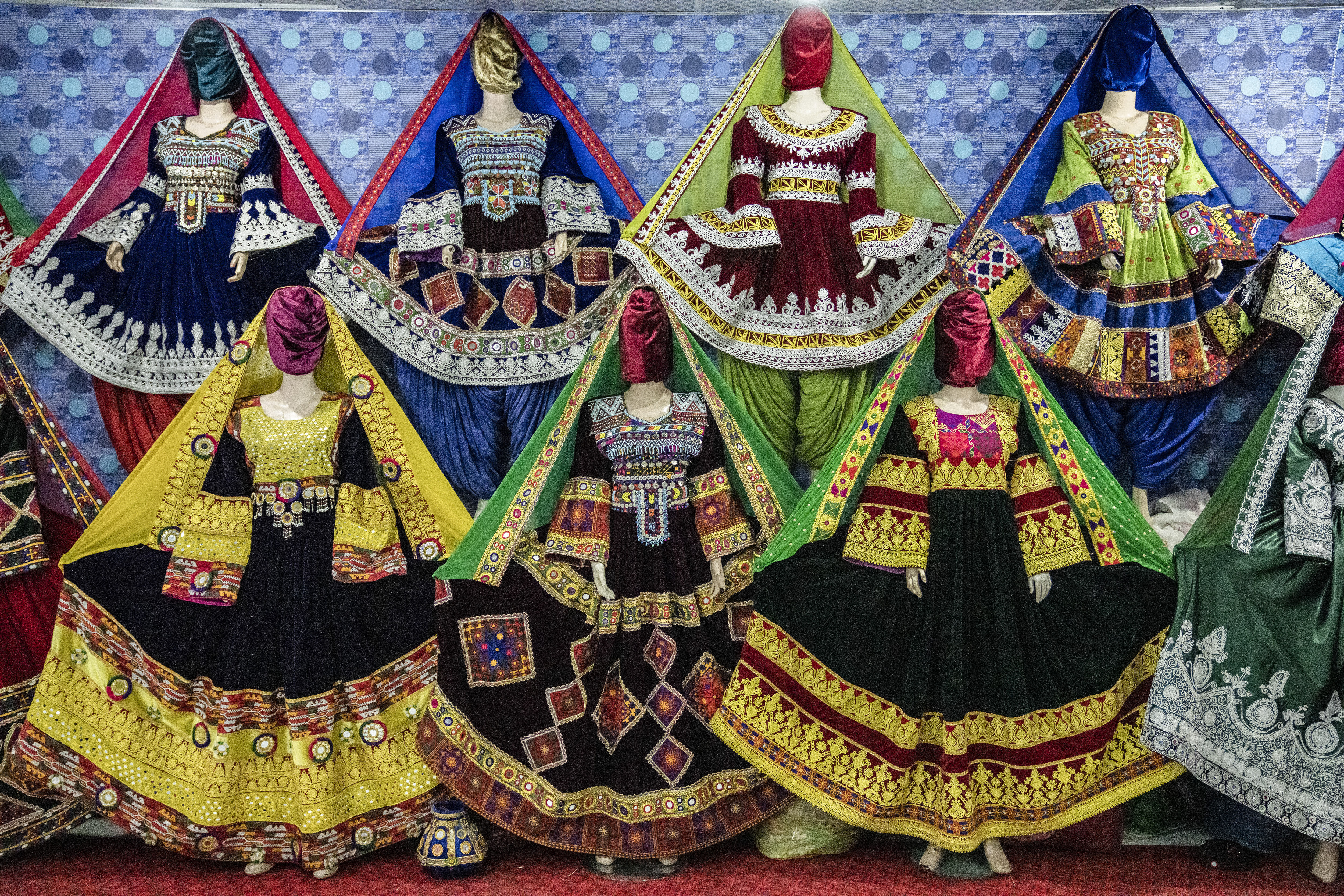 Αφγανιστάν: Οι Ταλιμπάν φοράνε «μπούρκα» και στις κούκλες βιτρίνας-4