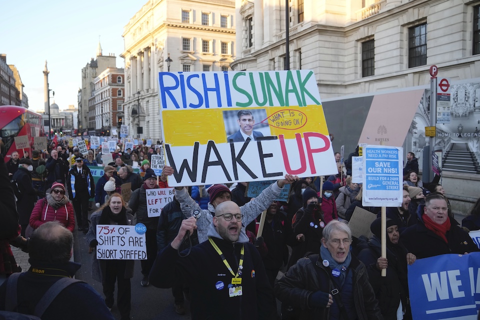 βρετανία-οι-πυροσβέστες-απειλούν-να-π-562254055