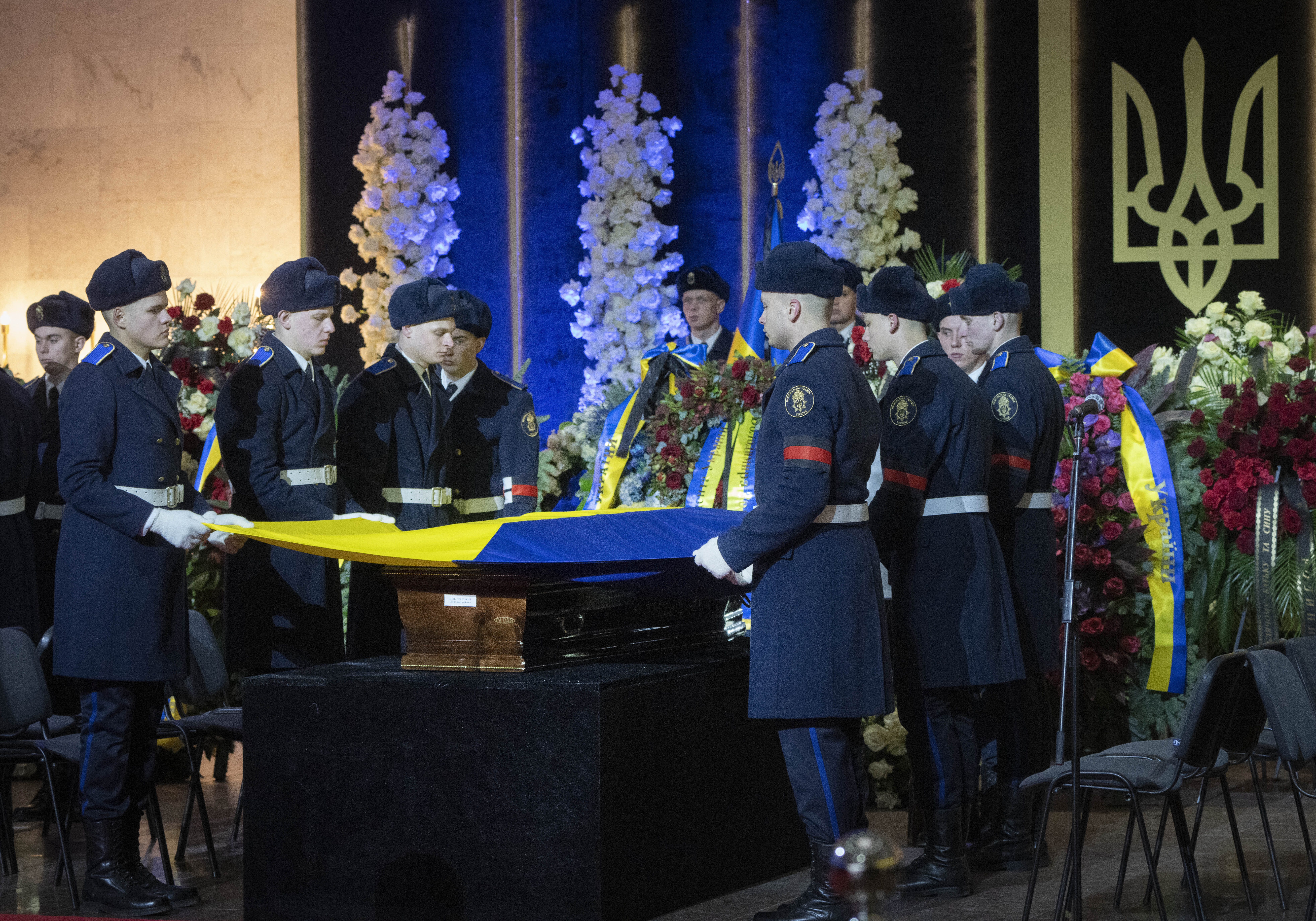 Πόλεμος στην Ουκρανία: Ο Ζελένσκι στην κηδεία των νεκρών από την πτώση του ελικοπτέρου-1