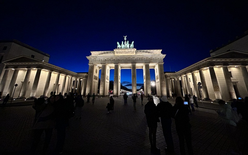 γερμανία-αυτοκίνητο-πέφτει-πάνω-στην-562230277