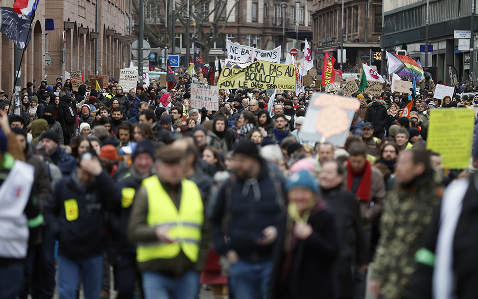 γαλλία-μαζικές-συγκεντρώσεις-σε-όλη-τ-562255798